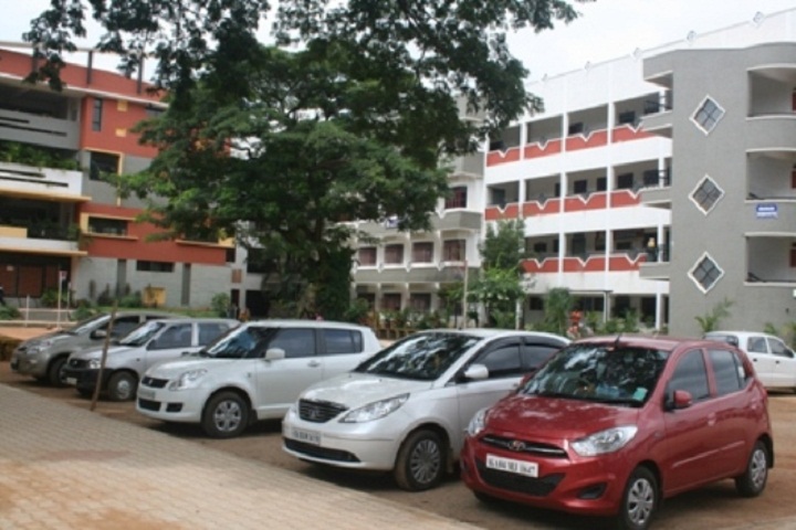 https://cache.careers360.mobi/media/colleges/social-media/media-gallery/15769/2018/12/14/Parking of Sree Siddaganga College for Women Tumkur_Others.jpg